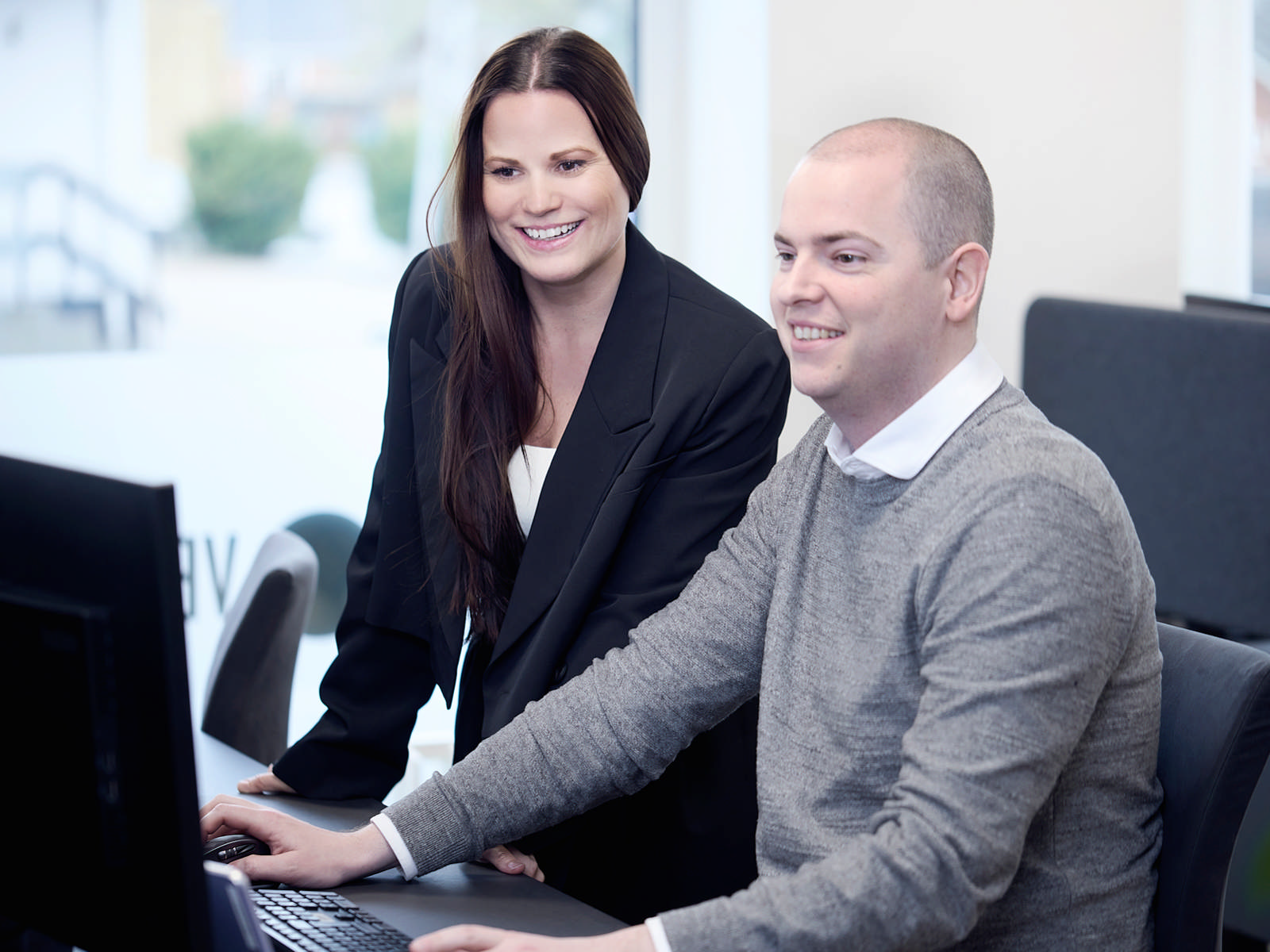 Mødelokale med tre personer